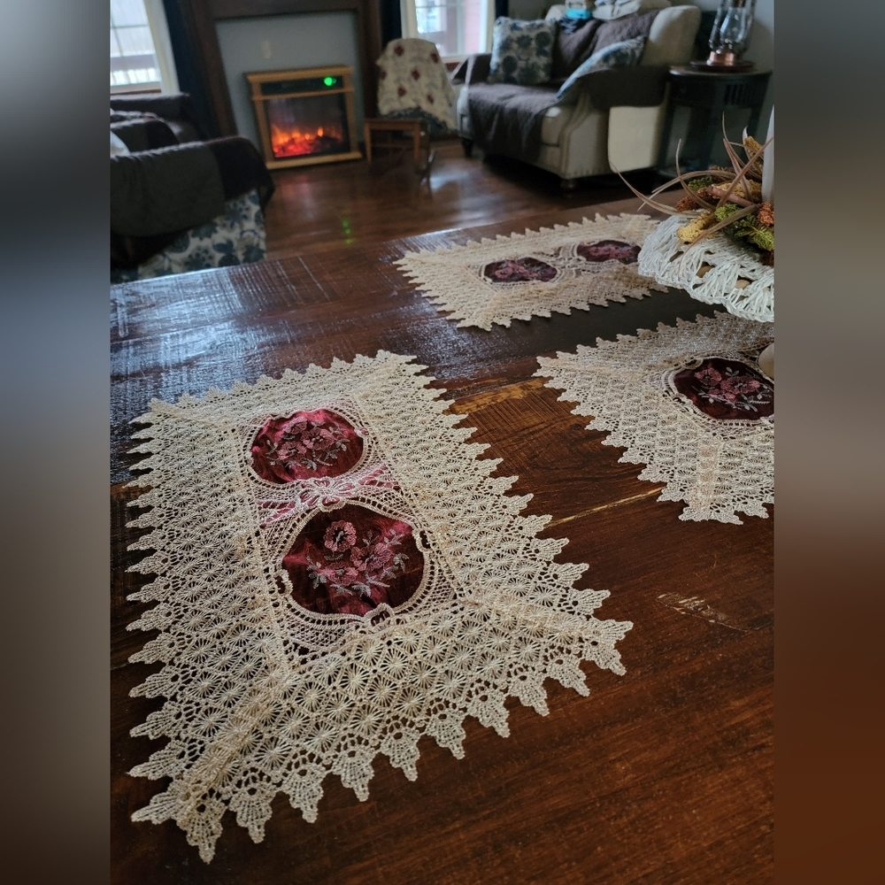 Victorian design placemats or doilies - Picture 4 of 8